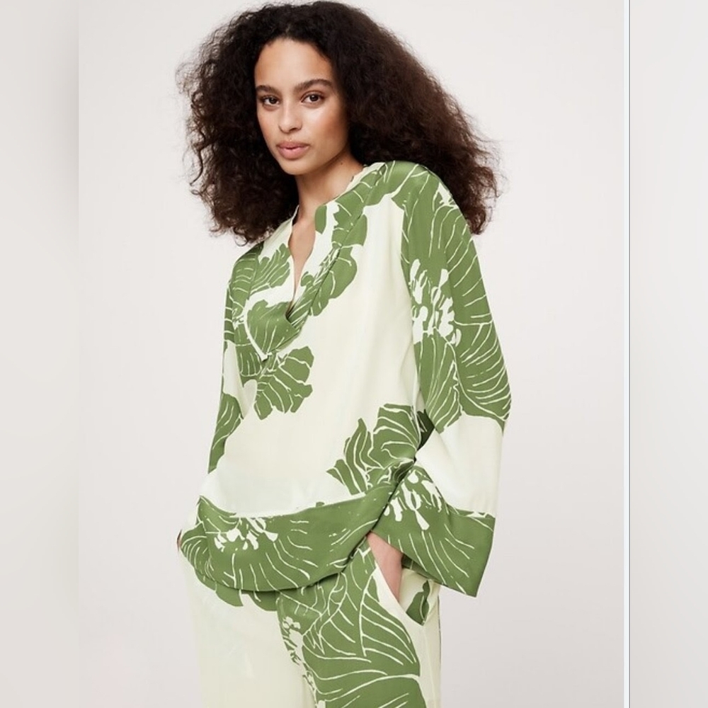 Banana Republic- Relaxed Matte Silk V-Neck Pullover Top Green Floral Print-Small